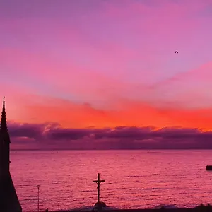 https://le-phare-de-la-croix-pleine-vue-mer-centre-ville.inbrittany.com
